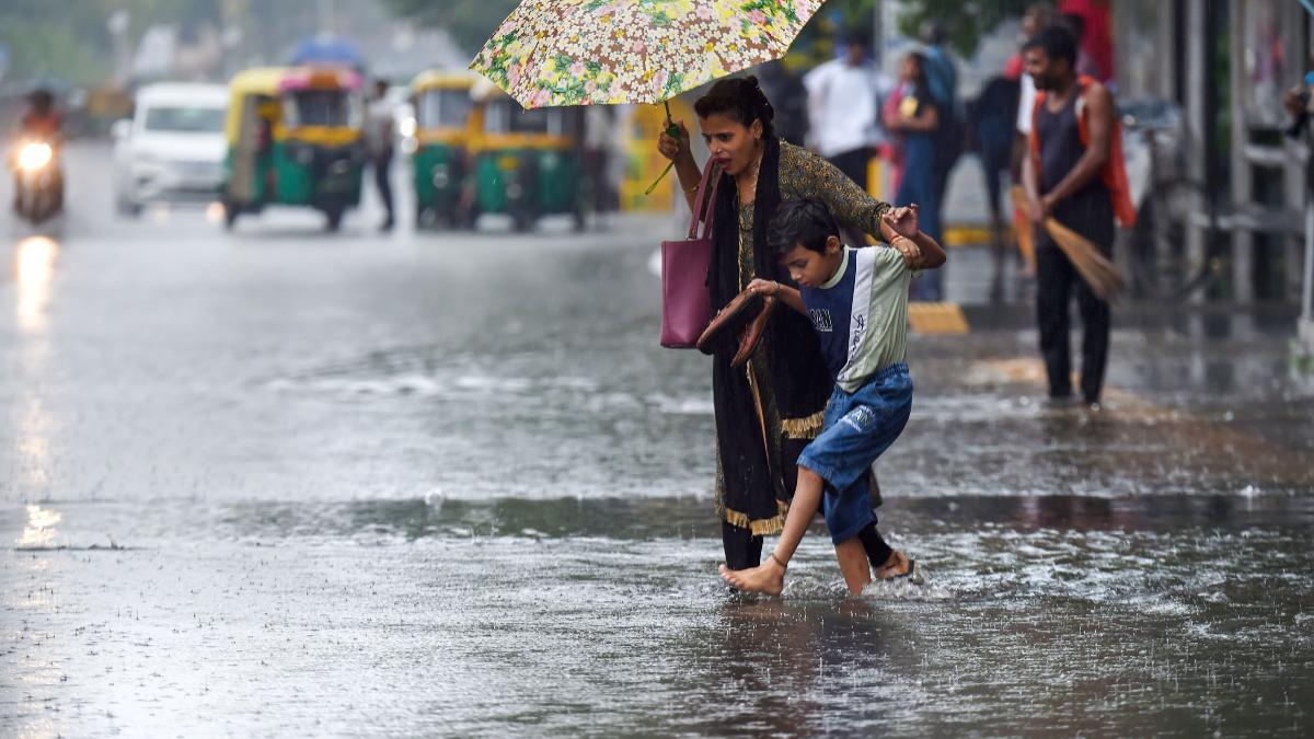 दिल्ली-NCR में भारी बारिश से सड़कों पर पानी