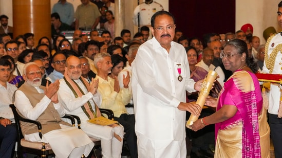Many celebrities of the country were honored with Padma awards in a ceremony organized at Rashtrapati Bhavan