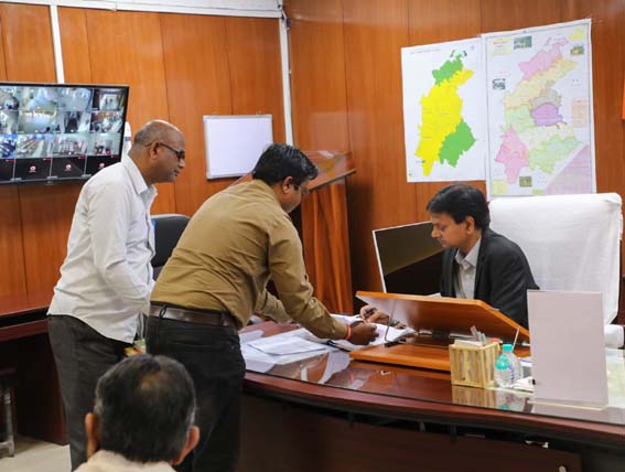 Panna's new collector Mr. Suresh Kumar took charge