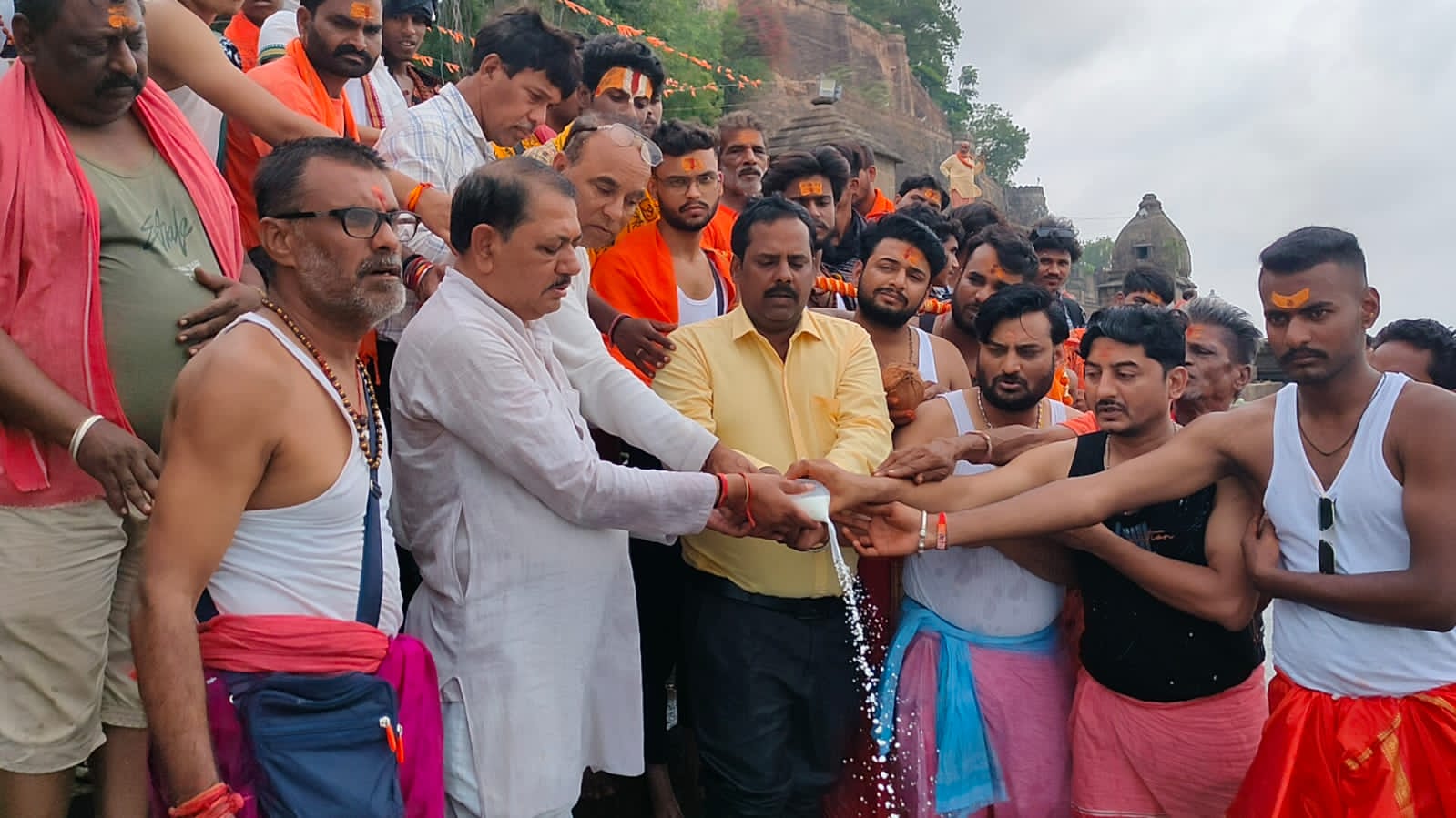 Dhuandhar Kavad Yatra, being taken out from Maheshwar to Dhareshwar for 21 years, started in Maheshwar