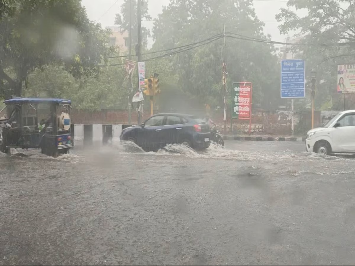Waterlogging and traffic jam at many places due to rain
