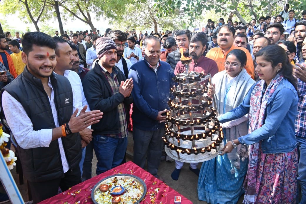 On the occasion of the consecration of the grand Ramlala temple in Ayodhya, a huge Maha Aarti was organized at Shaheed Padmadhar Singh Government Autonomous Post Graduate College, Satna