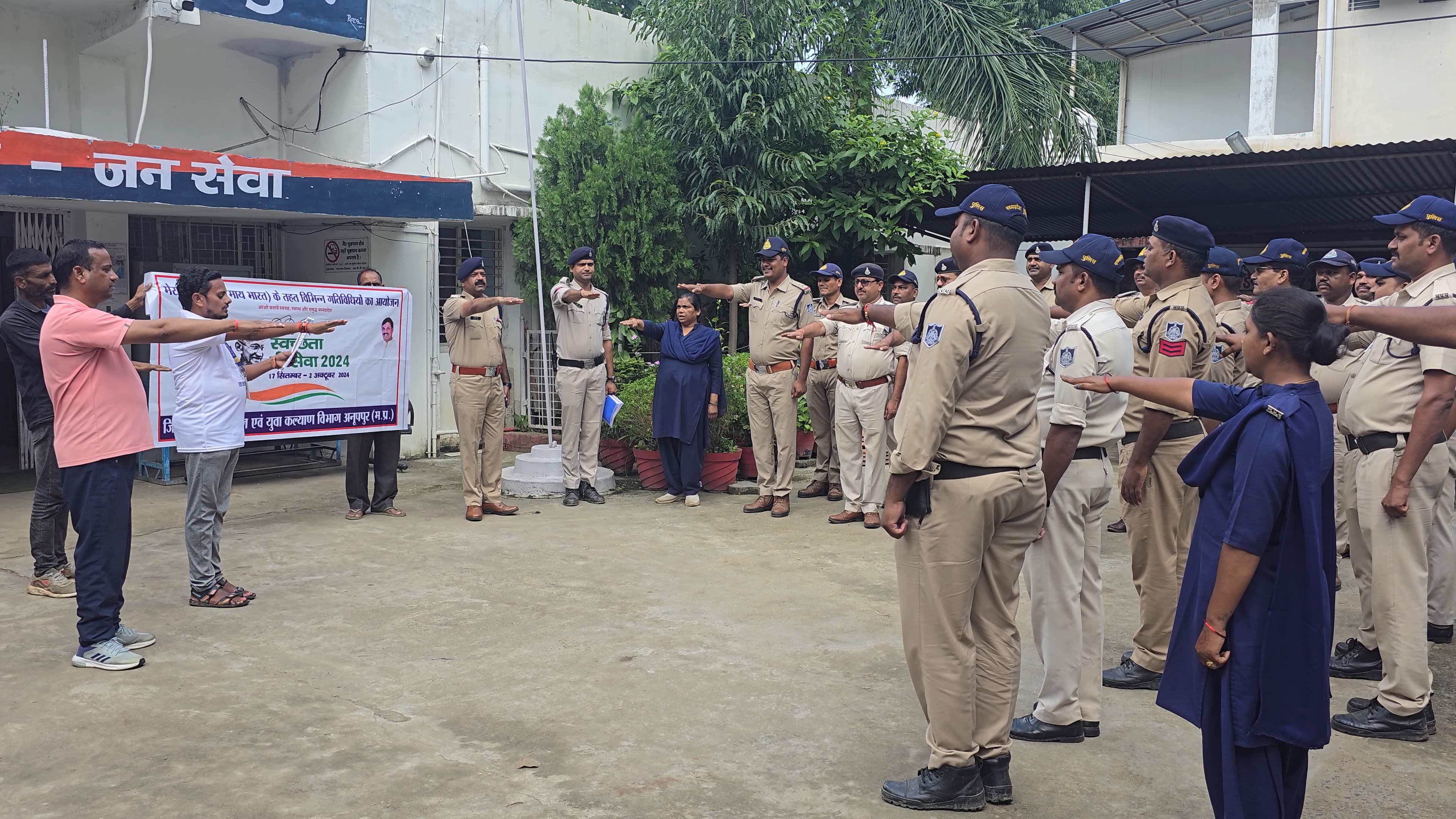 Oath taken in Thana Kotwali Anuppur under 'Swachhata Hi Seva 2024' fortnight