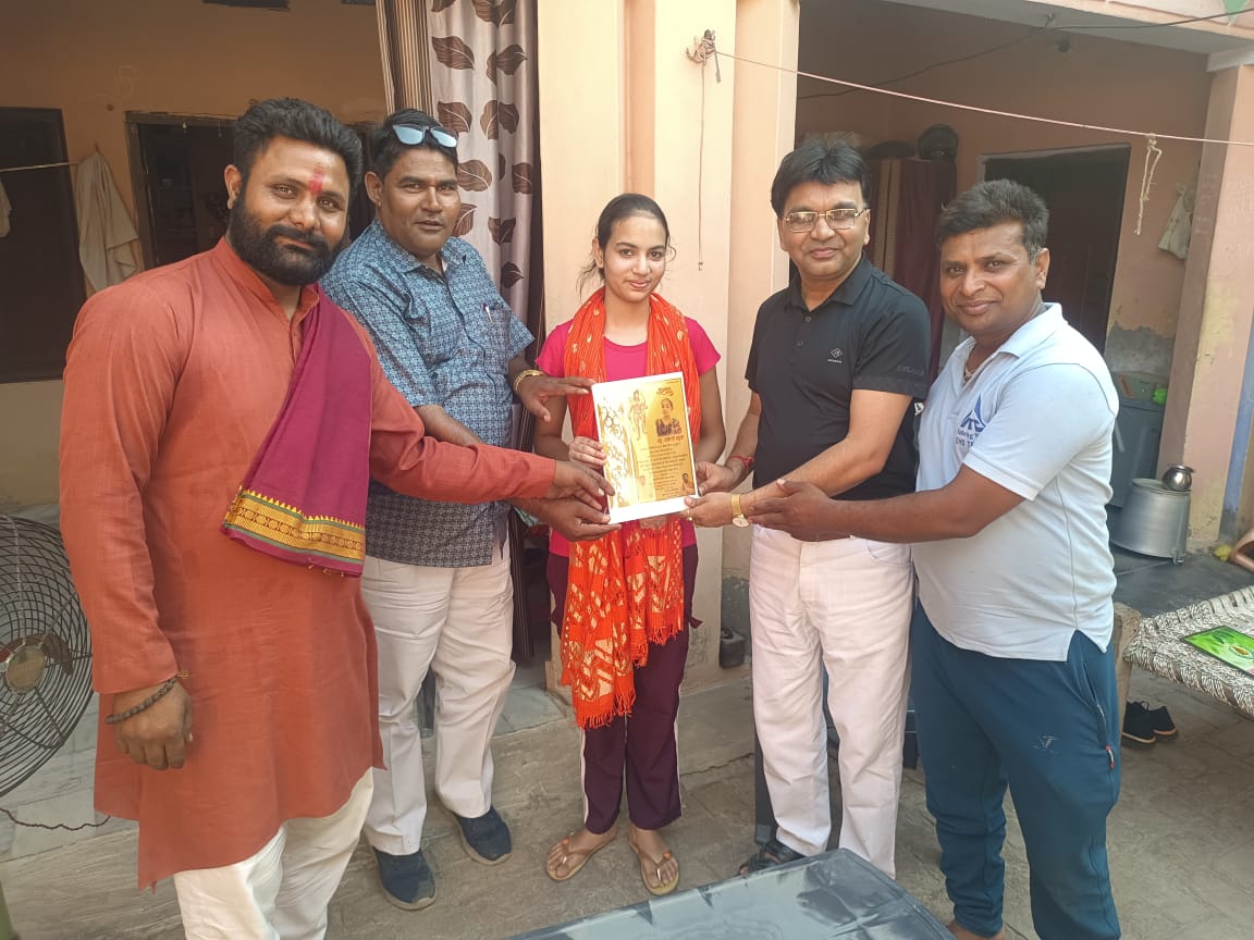 Yashvi Kush Sharma, the student who secured first position in Saharanpur, was honoured