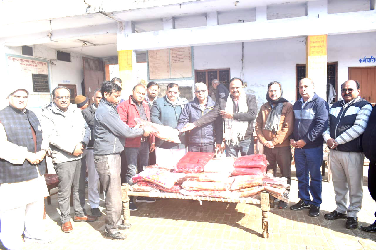 Blankets distributed to employees and volunteers and poor and helpless by Manav Kalyan Manch