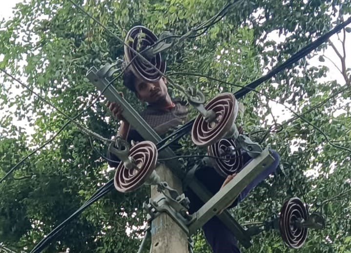DM-SP took cognizance of uninterrupted electricity in the district, gave instructions to e-scooter engineer