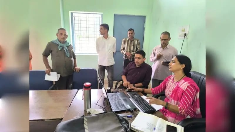 Anuppur Collector took stock of the ongoing e-KYC and map correction work in Village Paraswar, Mauhari, Dhirol, Patnakala and Sakra