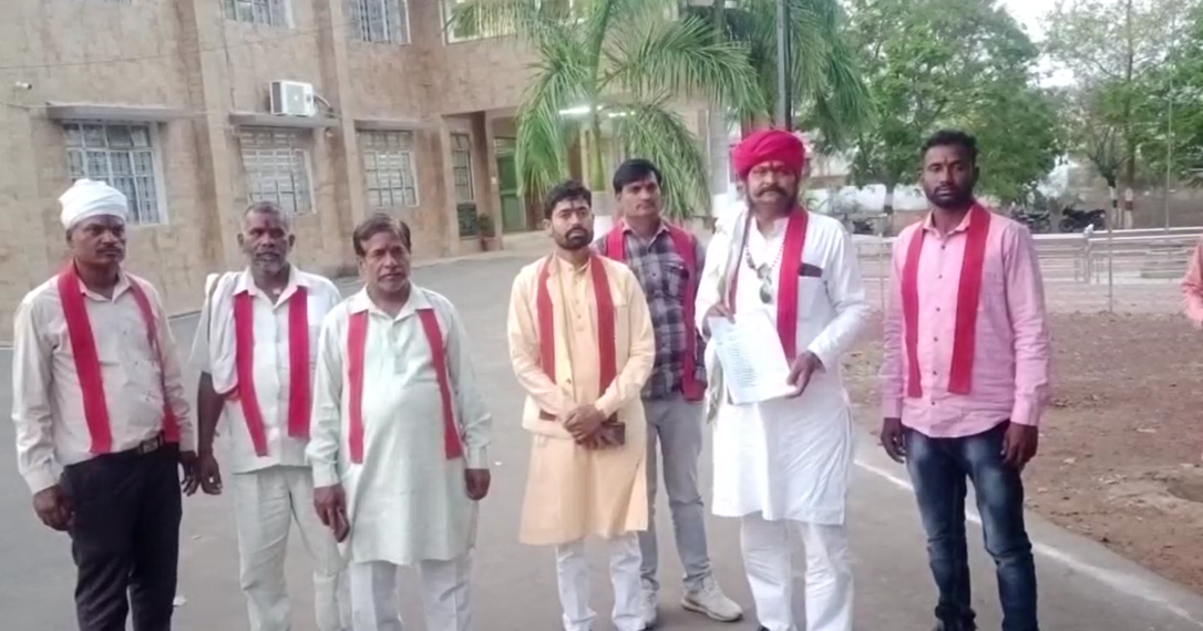 Bhagwati Kalyan Samiti caught 15 boxes of liquor, police seized 5 boxes in the process
