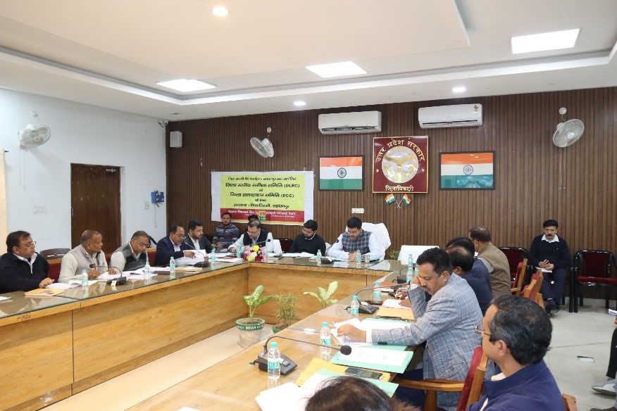 Banks should show interest in giving loans in government schemes: District Magistrate Manish Bansal