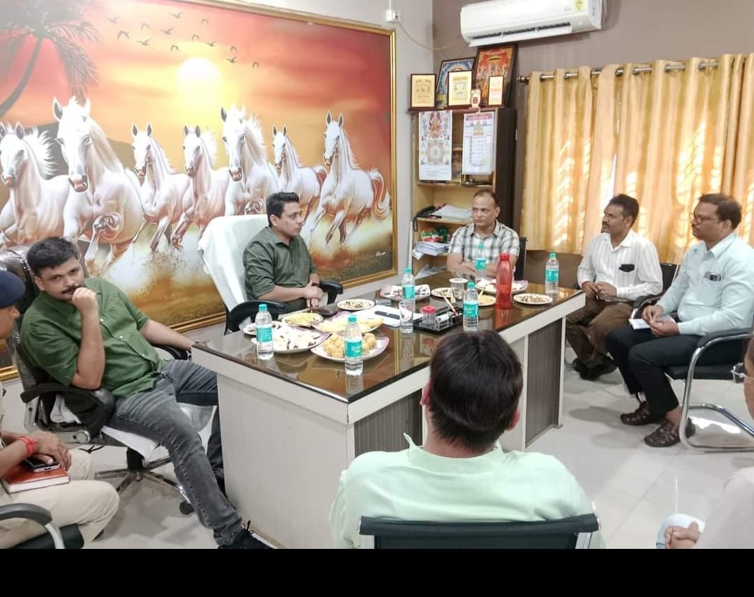 All the public representatives including the Municipal Council President paid a courtesy visit to the newly arrived District Collector and