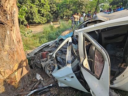 In Uttar Pradesh, Saharanpur, the car went out of control and hit a tree standing on the roadside on the Fatehpur-Kalsia road