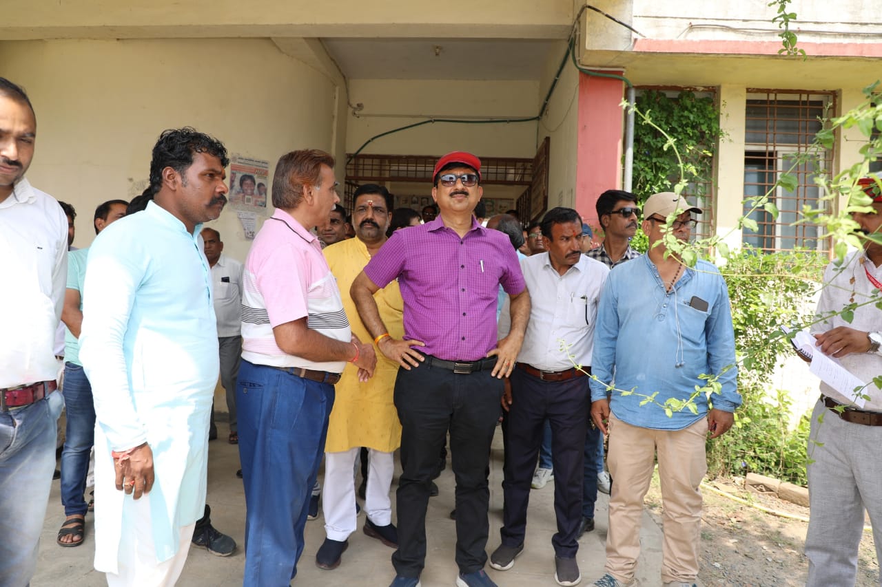 The collector inspected the government offices of the fort complex in MP's Shajapur