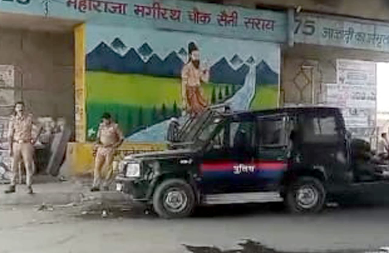 There was a lot of ruckus and stone pelting between two parties over the transaction of money, one injured