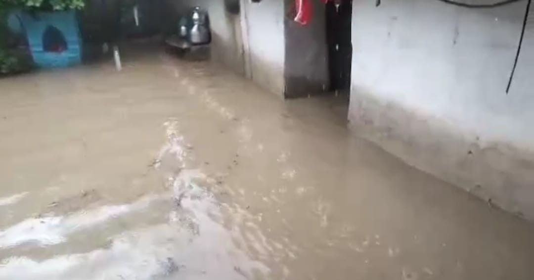 Due to blockage of the drain, the houses of the poor got submerged in water
