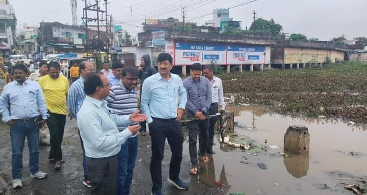 Inspection visit of Collector Kishore Kanyal of the condition of river and Rapte in Shajapur