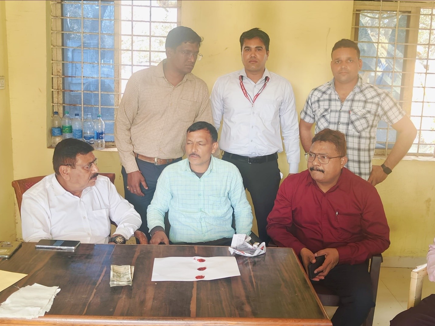 Barwara BRC arrested red handed while taking bribe of ten thousand in Katni
