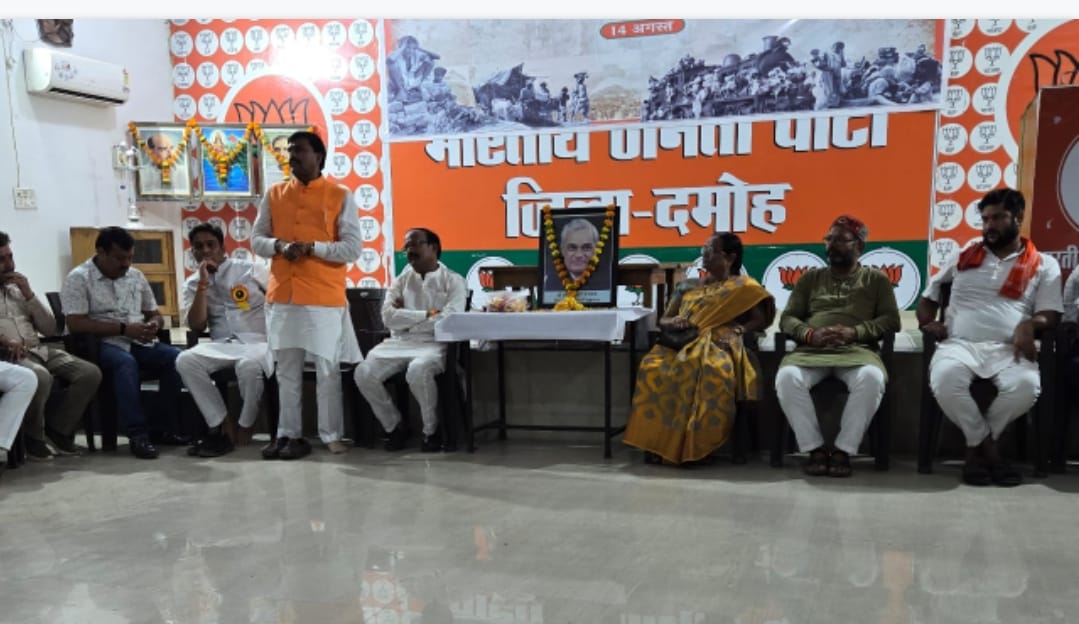 Tribute paid at BJP office on the death anniversary of former Prime Minister Bharat Ratna Atal Bihari Vajpayee ji