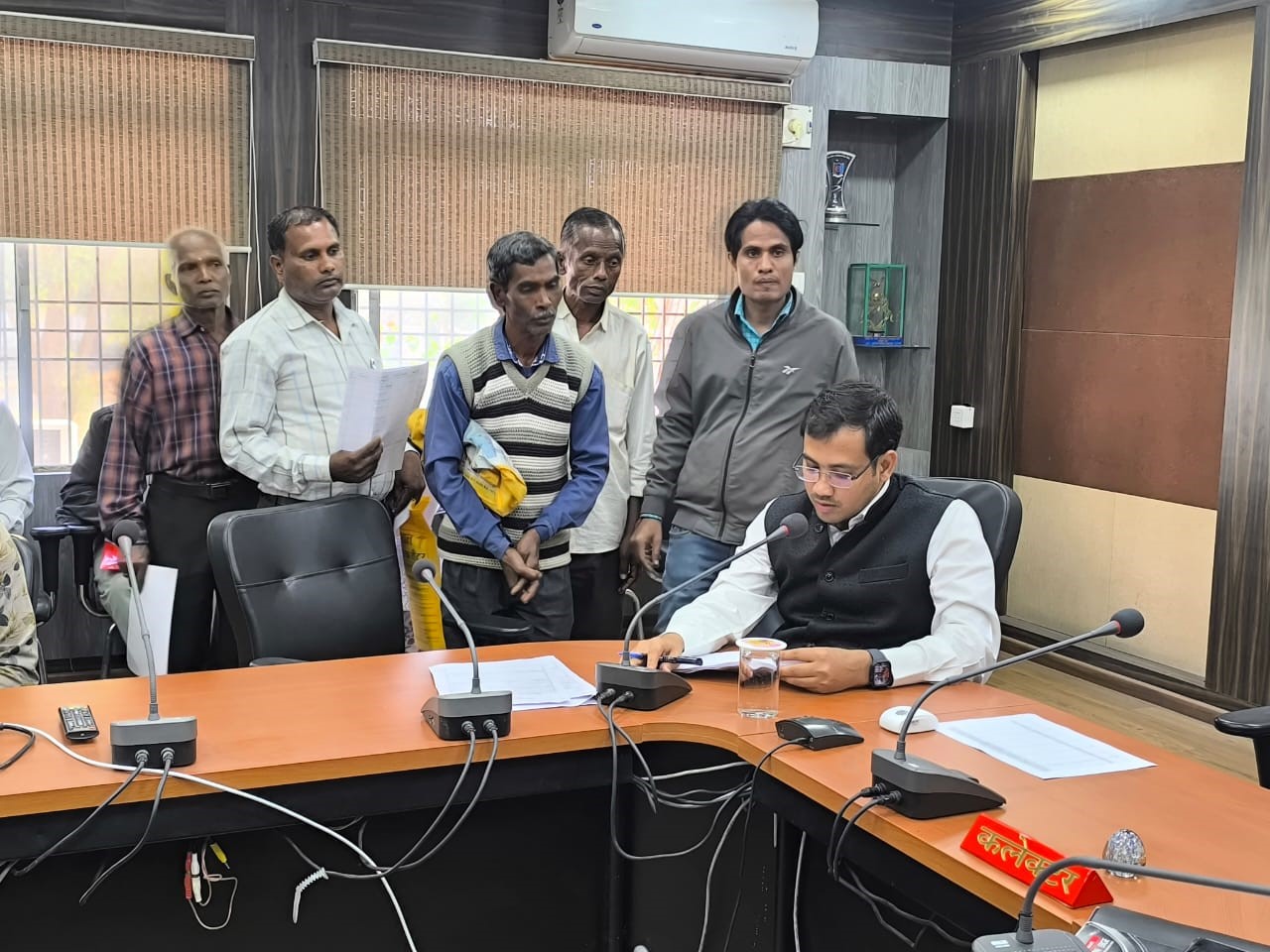 District CEO heard the problems of the applicants in the public hearing, instructed the officials to resolve the applications