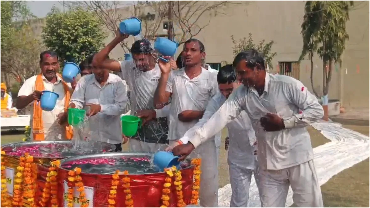 Prisoners lodged in jail took bath with the water of Maha Kumbh