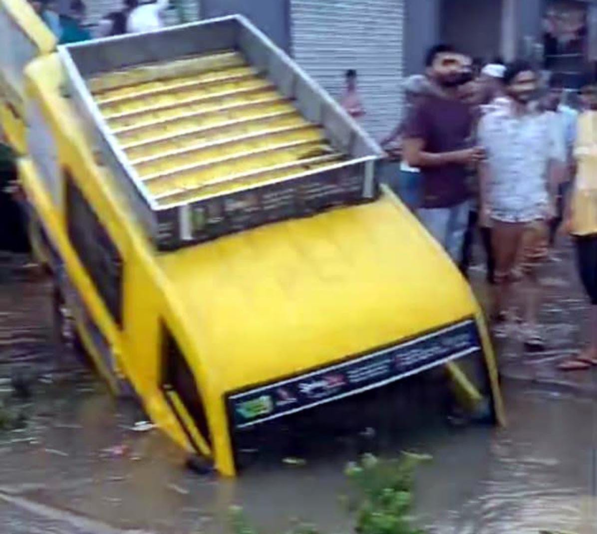 Due to waterlogging caused by rain, a school van full of students overturned in the drain, people took the students out in time