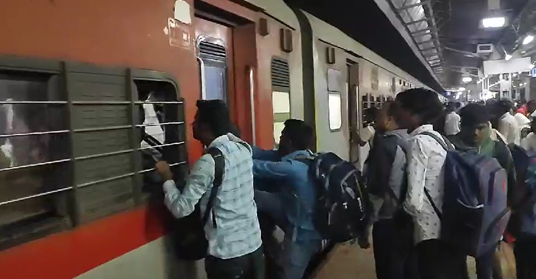 Crowd of devotees is not stopping at Katni railway station