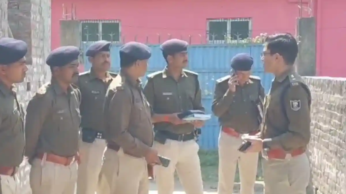 Two bomb blasts in Darbhanga, when police arrived, 6 live bombs were found