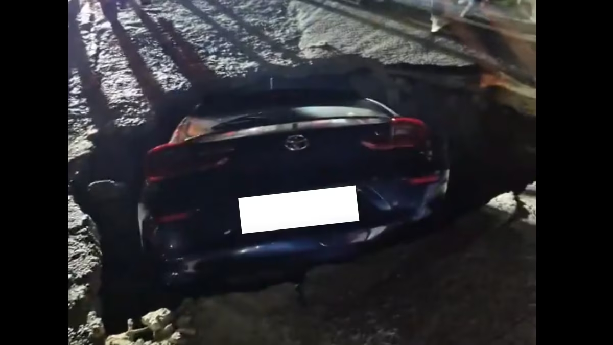 Road suddenly collapsed in Dwarka, Delhi