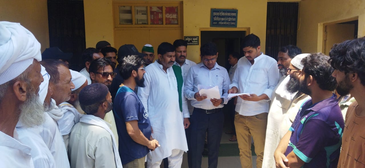 People of Bhakiyu Tomar and Phulas Akbarpur gave a memorandum to SDM
