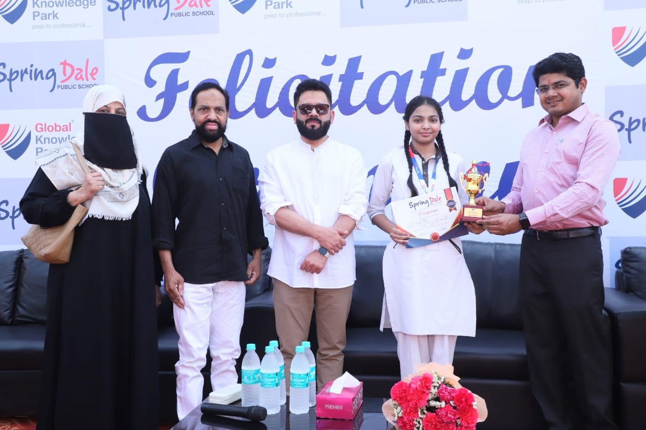 SDM Deoband distributed certificates of Faizan Ulhaq Memorial Scholarship while honoring the students of 10th and 12th class in Spring Dale Public School