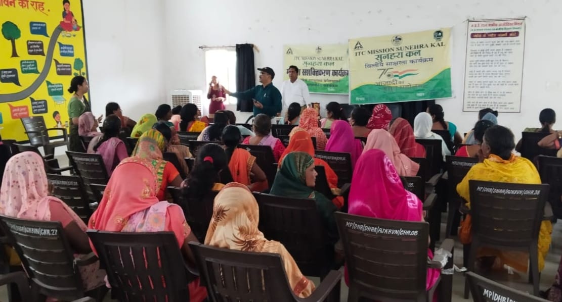 Dhar, M.P. A meeting of Samarth Mahila Kalyan Samiti was organized, information about insurance schemes was given