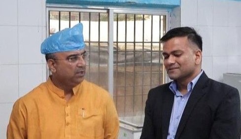 Health Minister mistakenly wore 'shoe cover' on head, photos went viral