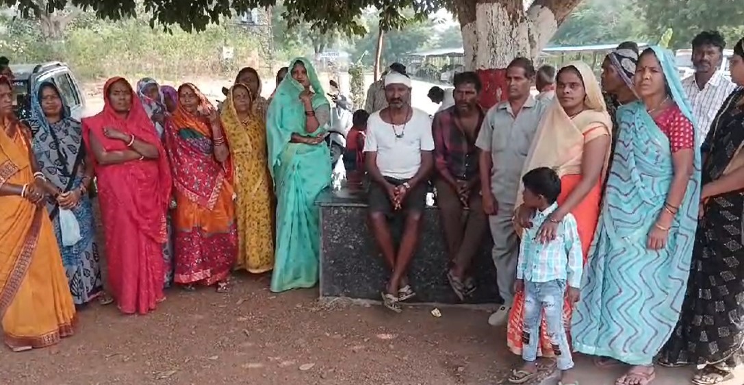 Women's anger against illegal liquor sale in Katni