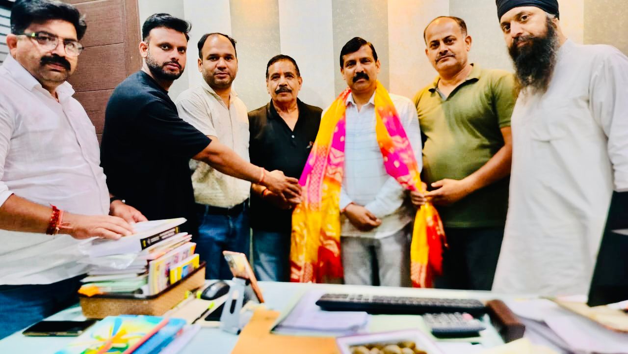 Deoband Municipality Chairman Vipin Garg was honored for giving a beautiful and grand look to the fair.