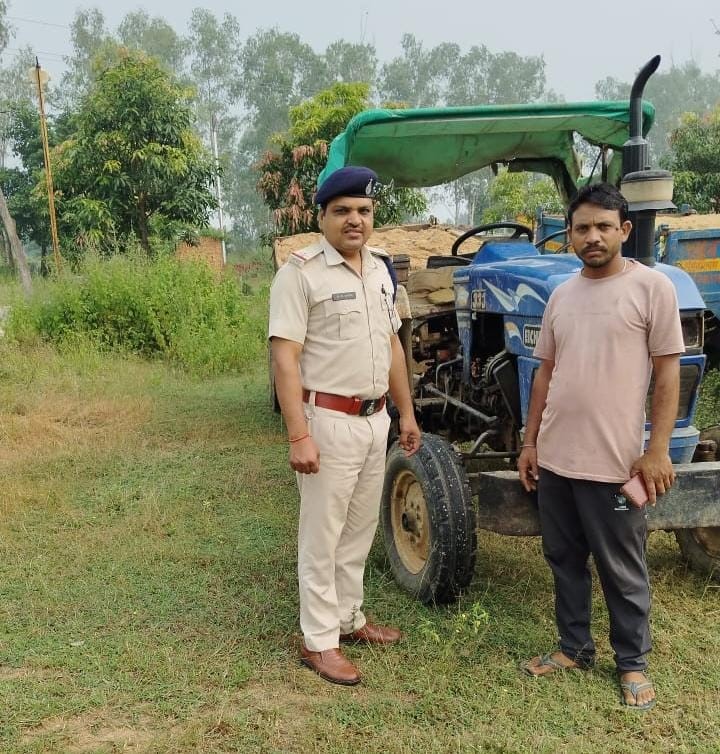 Police post Funaga seized 01 tractor trolley while transporting illegal sand minerals