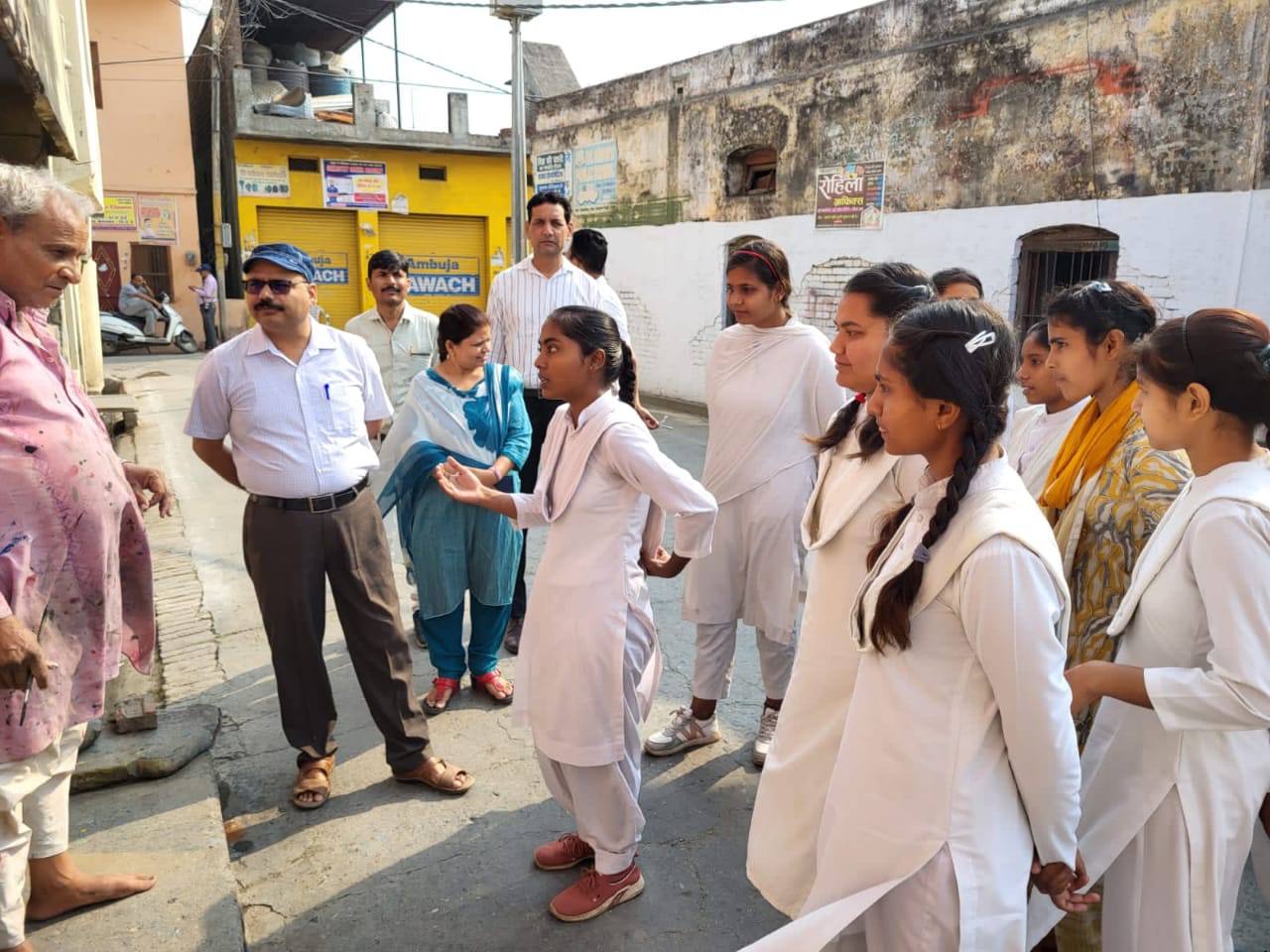 Under the leadership of Captain Gaurav Mishra, students and teachers of Swachhta Sarathi Club of KLGM Inter College made people aware about cleanliness