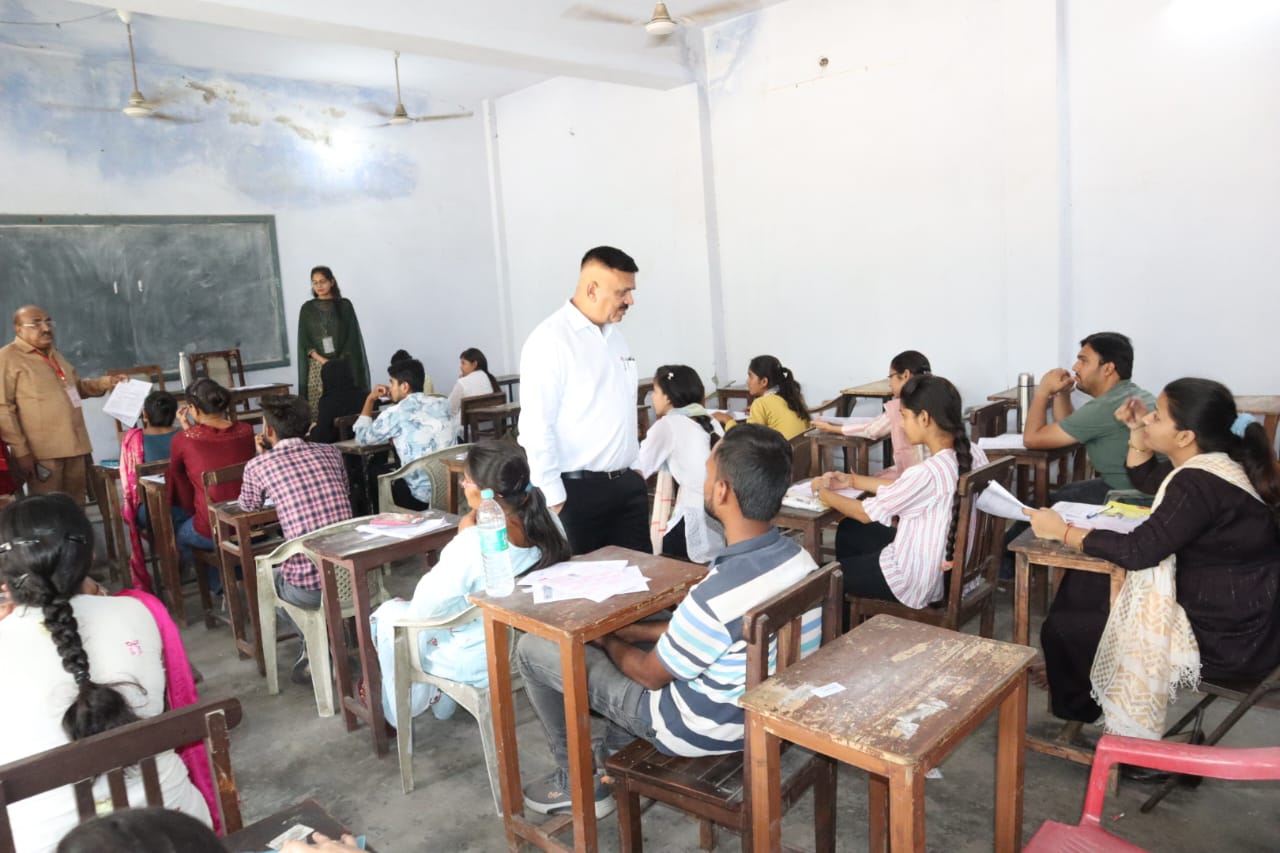 The District Magistrate inspected many centers by touring the whole day to ensure smooth conduct of B.Ed entrance examination