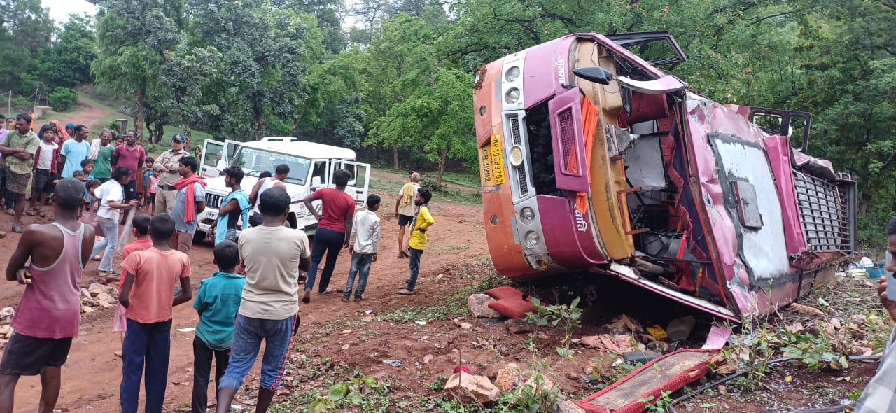 High speed truck collided with a tree in Shahdol