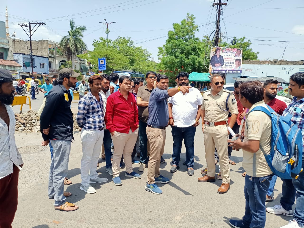 Officials inspected Chandan Nagar intersection of Indore
