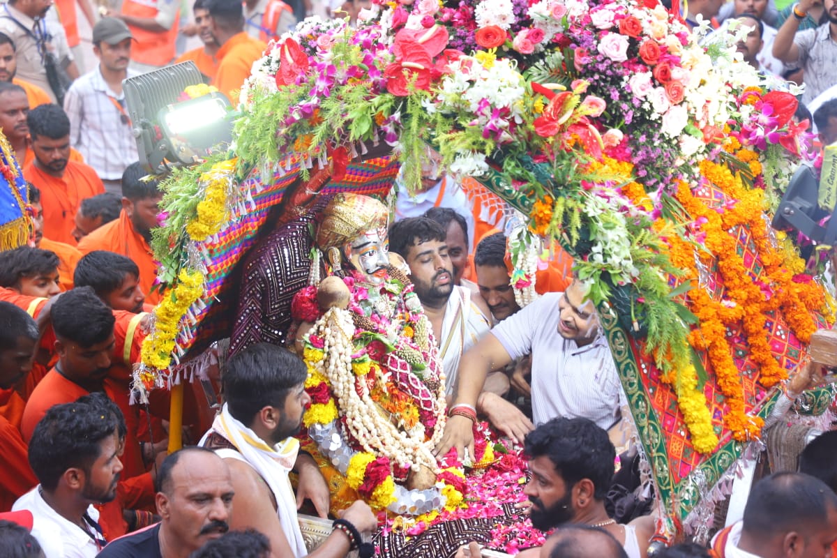 Baba Mahakal went out to know the condition of the people