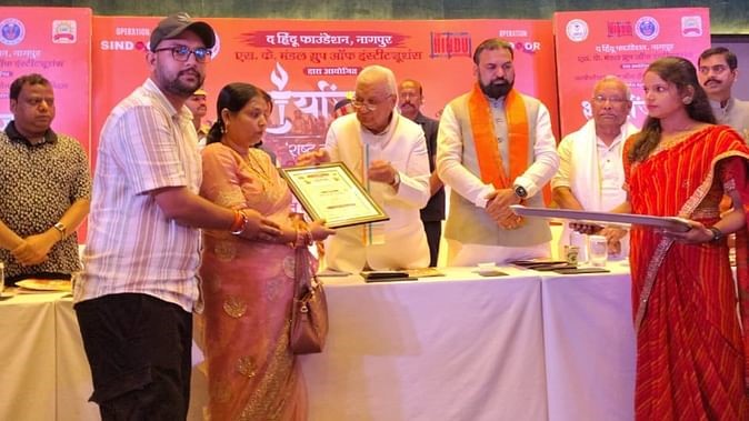Governor honoured the family of martyr Shivshankar Gupta