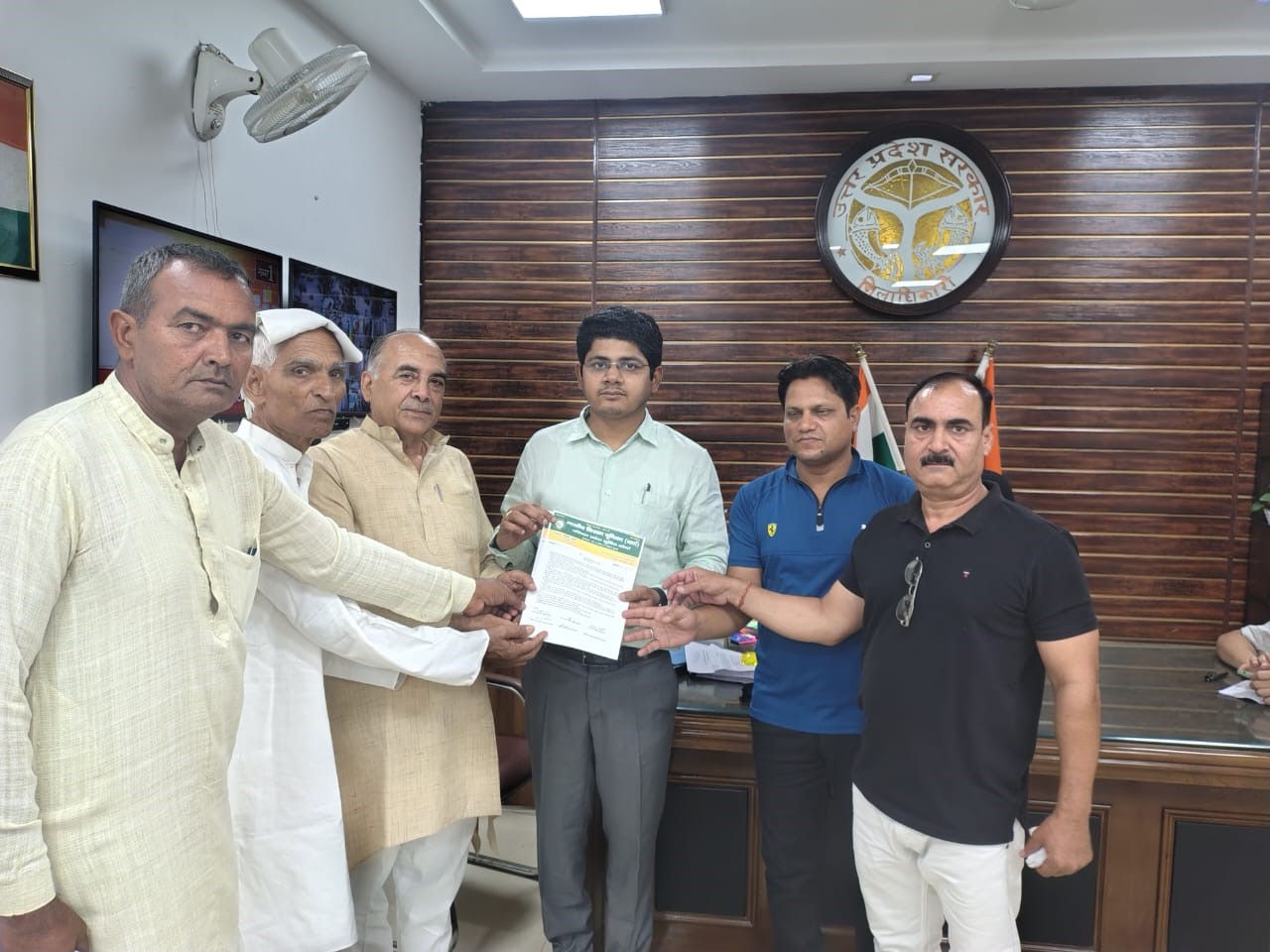 Farmers handed over a memorandum addressed to the Prime Minister to the Deputy Collector regarding the creation of a separate West Pradesh and other problems of farmers