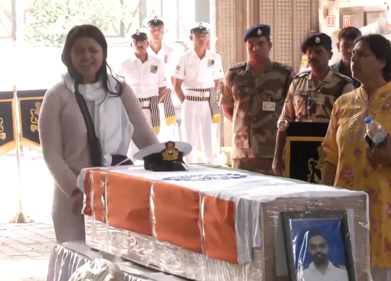 Navy officer Vinay's wife Himanshi cried while hugging his body