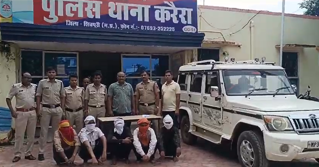 During the birthday party in Hathras, Shivpuri, some unknown people fled from the bag and escaped from the Bolero