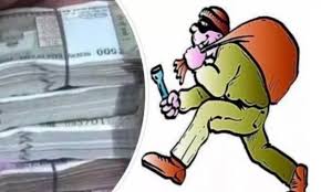 Two thieves riding a bke escaped after stealing Rs 40,000 from a handloom shop
