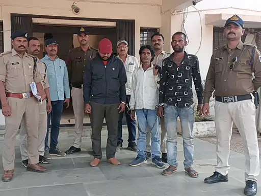 Kotwali police caught a young man roaming with a country-made pistol