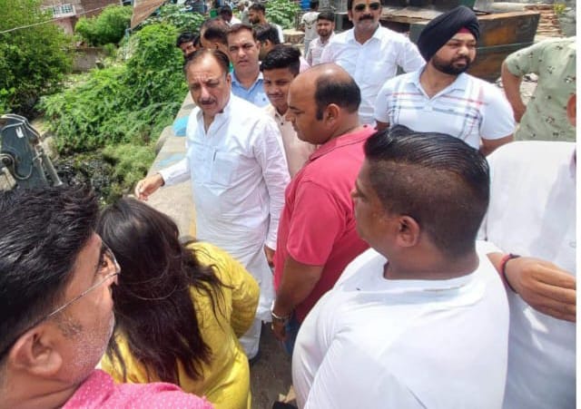 City MLA Rajiv Gumbar inspected the cleaning work of Dhamola river