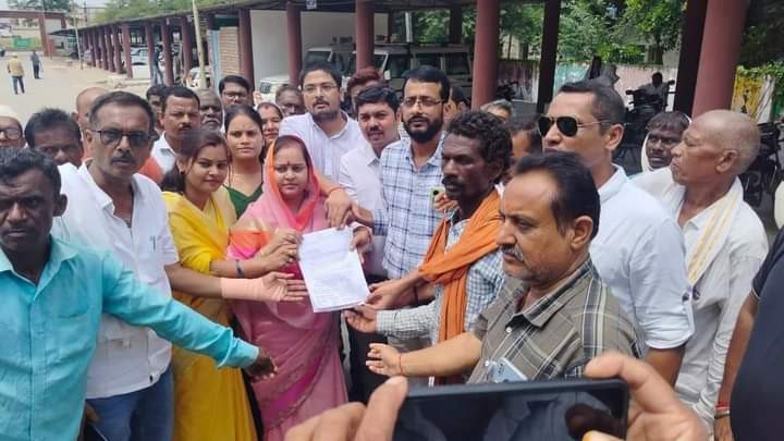 Memorandum submitted to Chief Minister under the leadership of former MLA Kalpana Verma