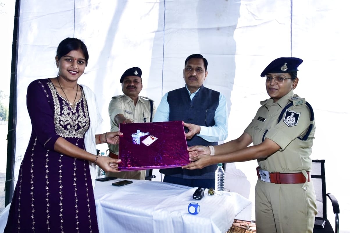 Shajapur SP discussed the problems with the family members of the policemen