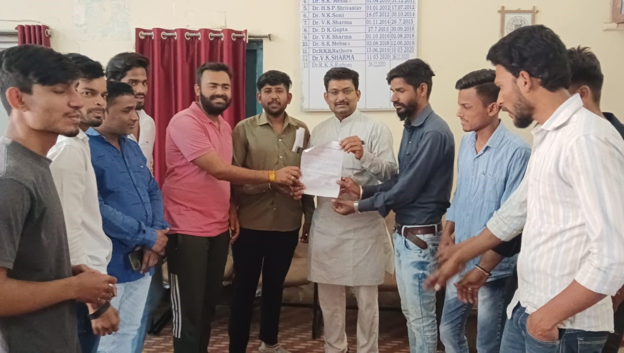 Swami Vivekananda's statue should be installed in the college
