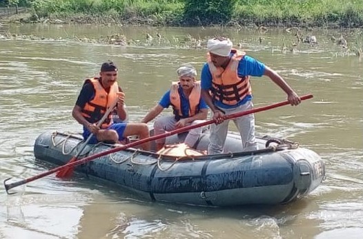 Bike rider lost balance and fell into Hindon river, no clue found even after several hours of hard work